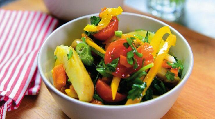 Πατατοσαλάτα με τοματίνια, πιπεριές και σοταρισμένο σπανάκι