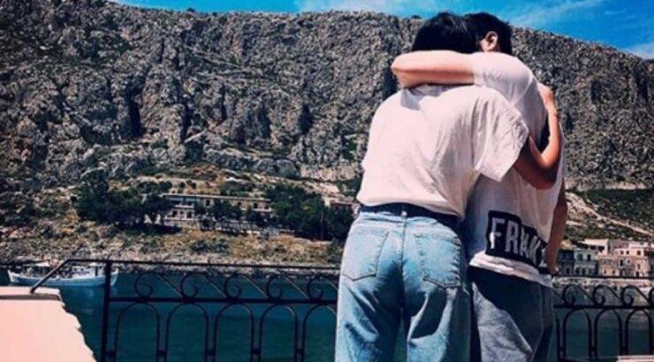 Κούκλος ηθοποιός της κυπριακής τηλεόρασης περιμένει το πρώτο του μωράκι και μας έδειξε τη φουσκωμένη κοιλίτσα της συντρόφου του! 