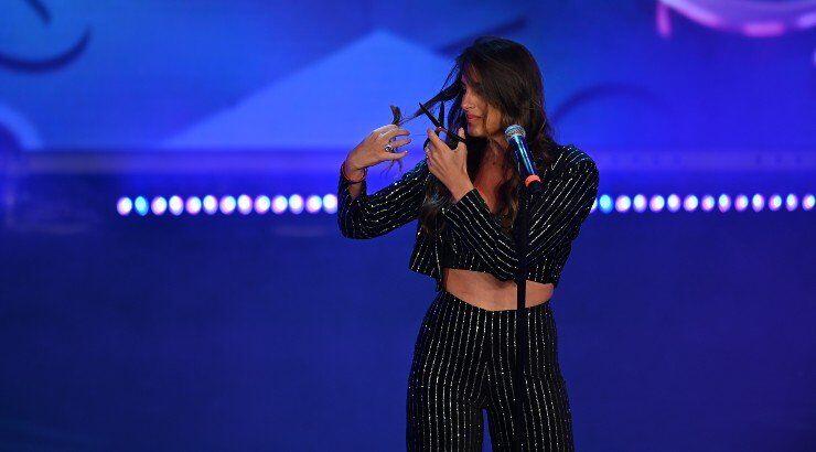 Παυλίνα Βουλγαράκη: Έκοψε τα μαλλιά της στη σκηνή των Madame Figaro Awards [βίντεο]