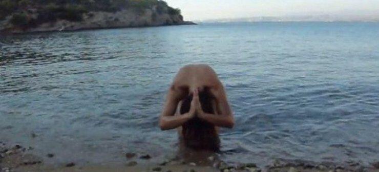 Γνωστή Ελληνίδα γυμνάστρια κάνει γιόγκα γυμνή στη θάλασσα [βίντεο]