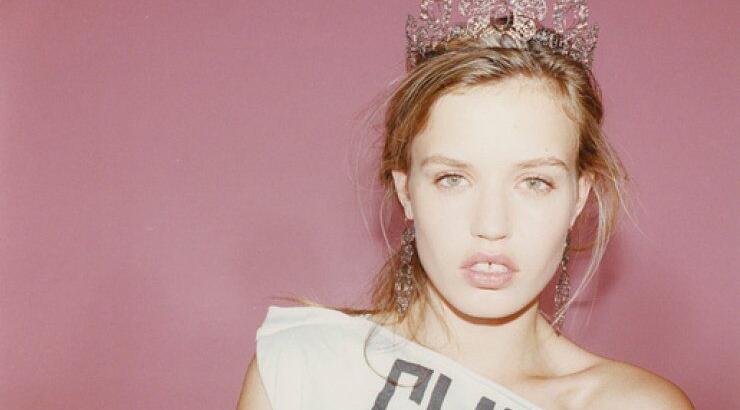 Η Georgia Jagger φορά την τιάρα της Vivienne Westwood