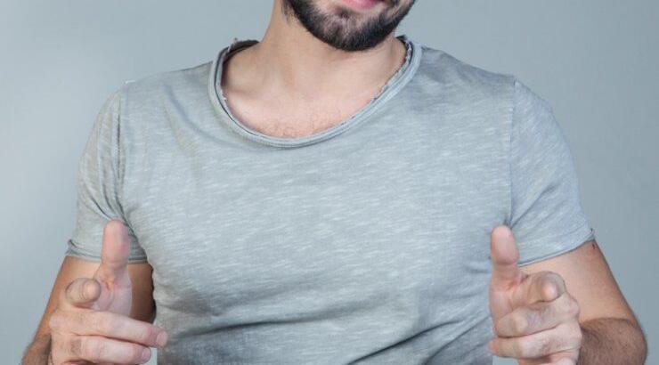 Ο Αποστόλης Τότσικας με το παιδί του αγκαλιά σε καφετέρια [εικόνα]