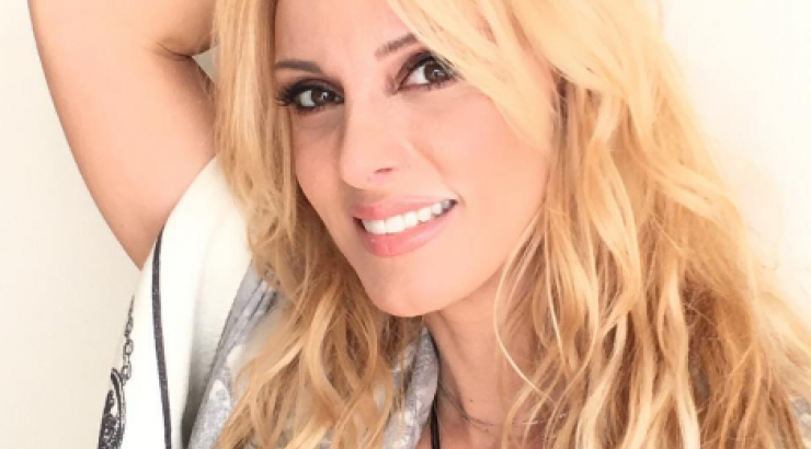 Πέγκυ Ζήνα: Δείτε την κόρη της να ποζάρει μπροστά από το χριστουγεννιάτικο δέντρο!