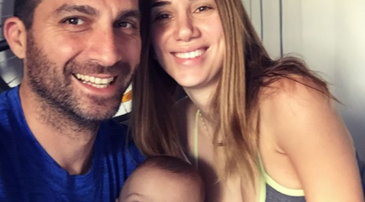 Ο Κυριάκος Πελεκάνος στόλισε το χριστουγεννιάτικο δέντρο μαζί με τον γιο του!