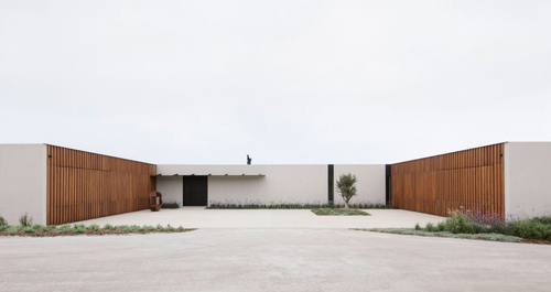 Μέσα σε ένα ”κρυφό” παραθαλάσσιο σπίτι με εκπληκτική θέα στον ωκεανό