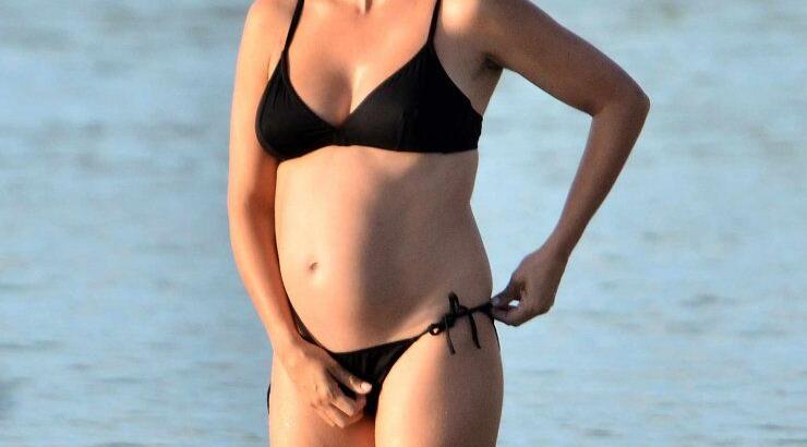 Penelope Cruz: Με κοιλίτσα φουσκωμένη στη θάλασσα