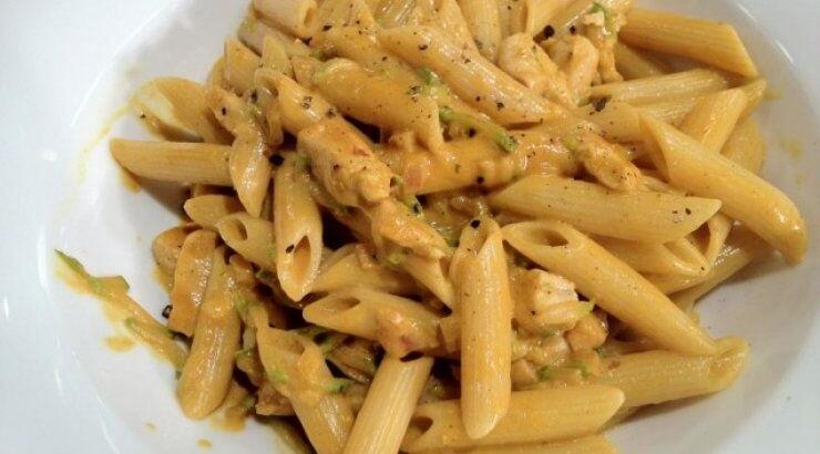 Πένες Με Κοτόπουλο, Κολοκυθάκι Και Κάρυ