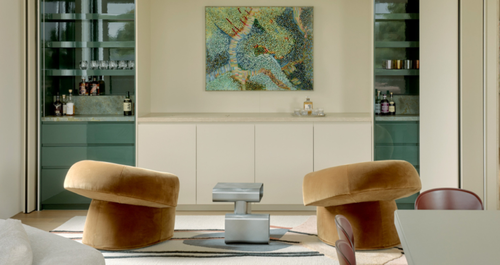 Μέσα σε ένα πολυτελές ρετιρέ με… μυστικό χώρο ψυχαγωγίας