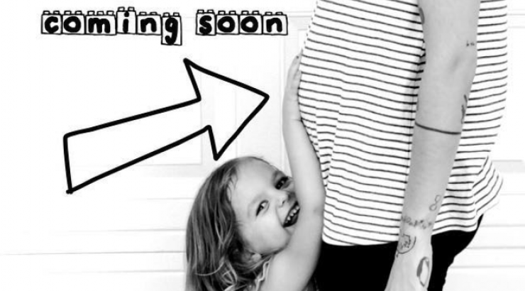 Πασίγνωστη τραγουδίστρια περιμένει το πρώτο της μωράκι!