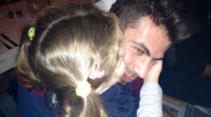 Ποιο κοριτσάκι φιλά τον Πετρετζίκη;