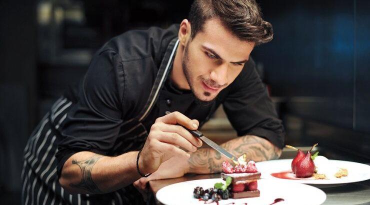 O Άκης Πετρετζίκης μαγειρεύει στο ΣΙΓΜΑ