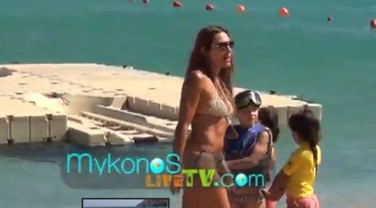 Ελένη Πετρουλάκη: Με τις κόρες της σε παραλία της Μυκόνου