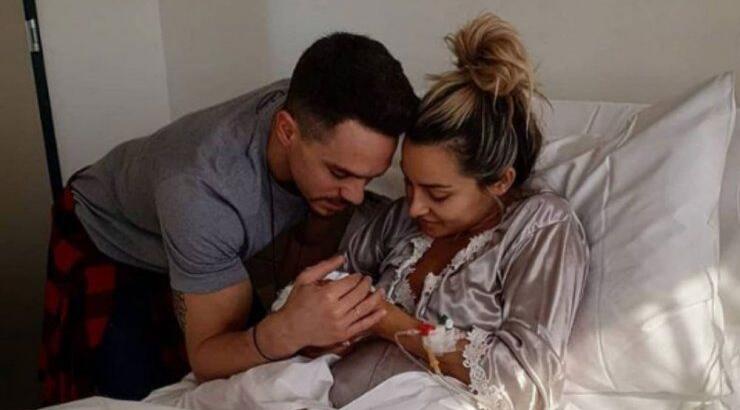 Λευτέρης Πετρούνιας: Η φωτογραφία αγκαλιά με τη νεογέννητη κορούλα του στο παιδικό της δωμάτιο 