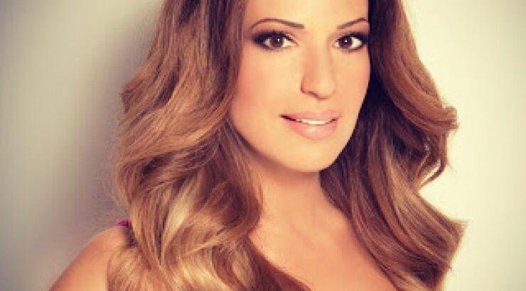 Η Ελένη Χατζίδου δημοσίευσε φωτογραφία άβαφη με σπυριά λίγο πριν μεταμορφωθεί για τις ανάγκες φωτογράφησης