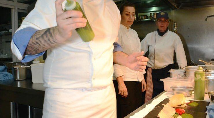 Ο γνωστός σεφ Άγγελος Μπακόπουλος στο Café Mercedes