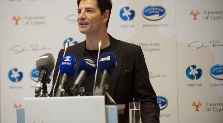 Σάκης Ρουβάς: Στην Κύπρο για να βραβεύσει μαθητές του προγράμματος "Συμμετοχή"