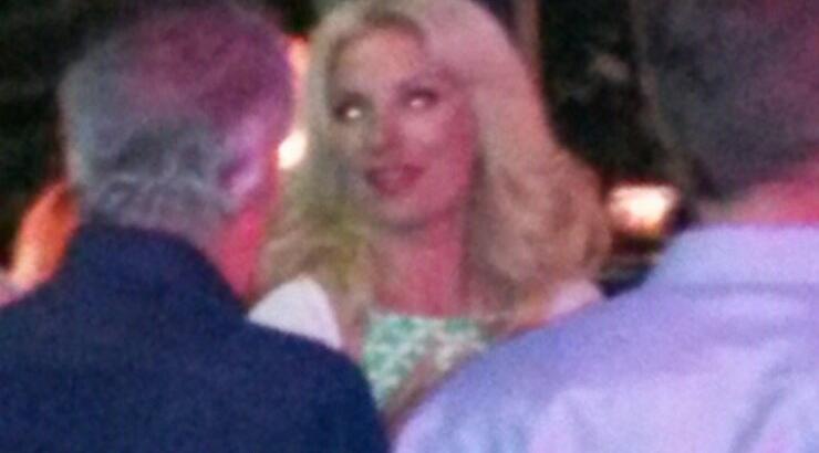 Σε νυχτερινό μαγαζί της Λευκωσίας αύτή τη στιγμή η Ελένη Μενεγάκη μαζί με τη σύντροφό του αδερφού της