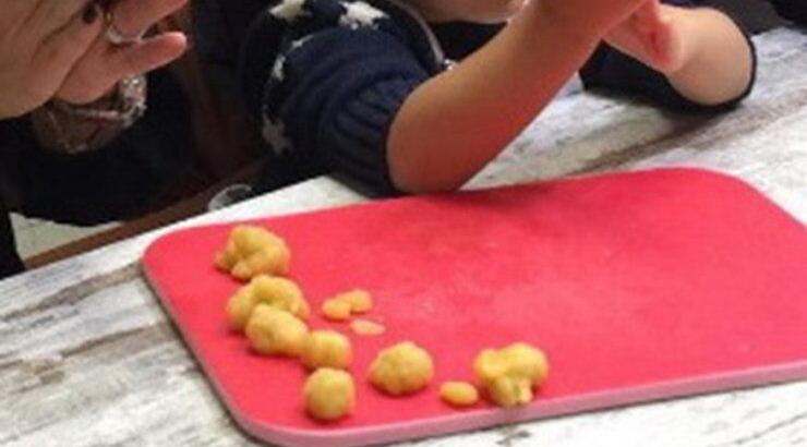 Ο μικρός γιος επώνυμης Κύπριας κάνει μαθήματα μαγειρικής