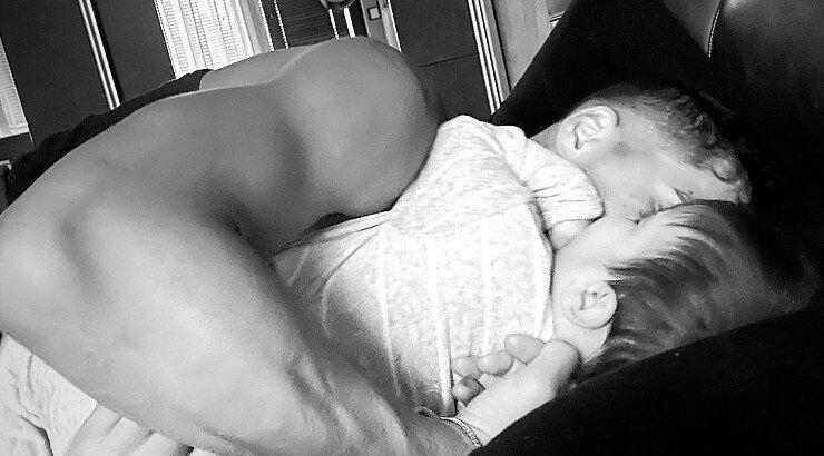 Πιέρος Σωτηρίου: Επέστρεψε στην Κύπρο και φωτογράφισε τον γιο του μπροστά στο χριστουγεννιάτικο δέντρο!