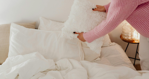 Αυτός είναι ο σωστός αριθμός μαξιλαριών για ένα κρεβάτι
