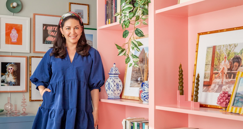 Μια μεγάλη, ροζ βιβλιοθήκη είναι το κέντρο ενός διαμερίσματος 44τ.μ.