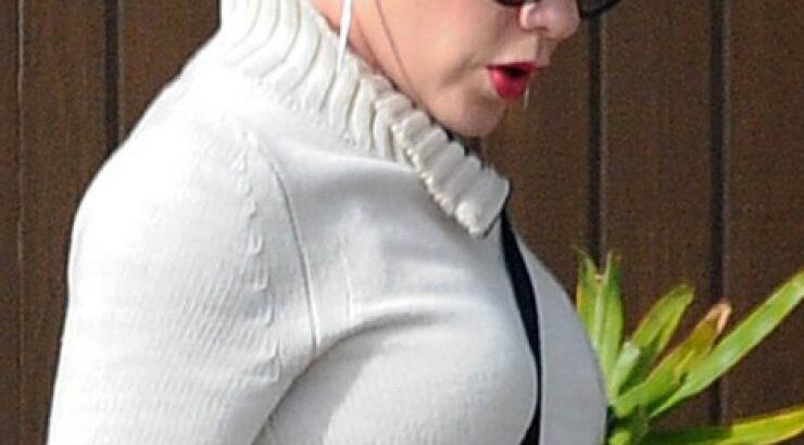 Ήθελε να κρυφτεί κι όμως την πρόδωσε το ροζ…καπέλο της [φωτογραφίες]