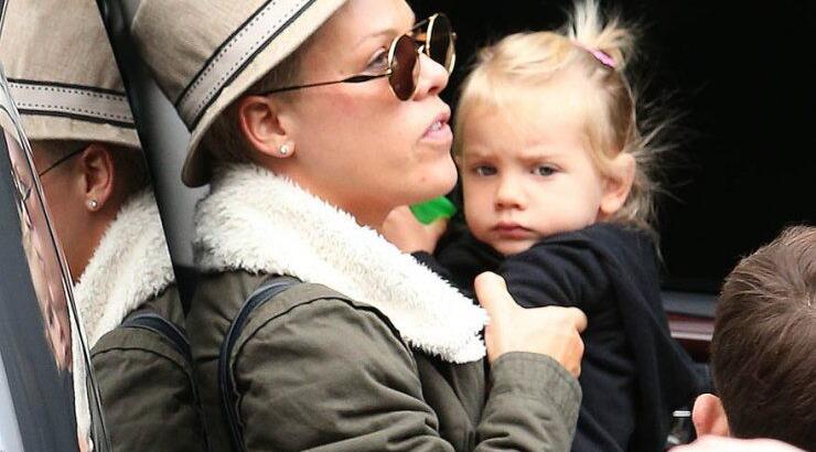 Pink: Μάνα και κόρη πανέμορφες!