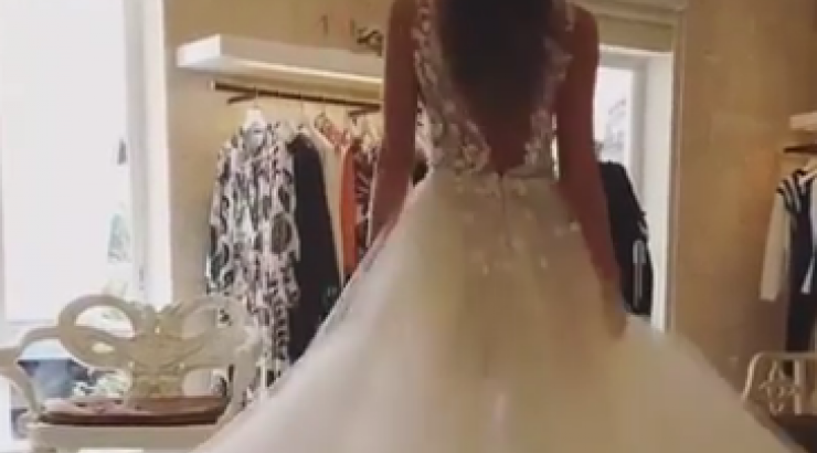 Επώνυμη Ελληνίδα κάνει πρόβα νυφικού και λάμπει από ευτυχία!