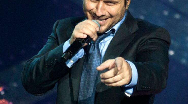 Δείτε τον γιο του Γιάννη Πλούταρχου, πρώτο τραπέζι στον πατέρα του