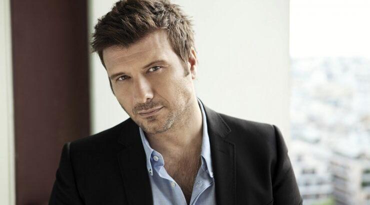  Δείτε τον Γιάννη Πλούταρχο να τραγουδά με τον γιο του [βίντεο]