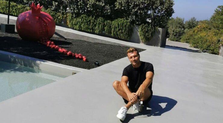 Γιάννης Πλούταρχος: Δείτε τον να ποζάρει μαζί με την οικογένεια του στην πιο καλοκαιρινή τους εικόνα