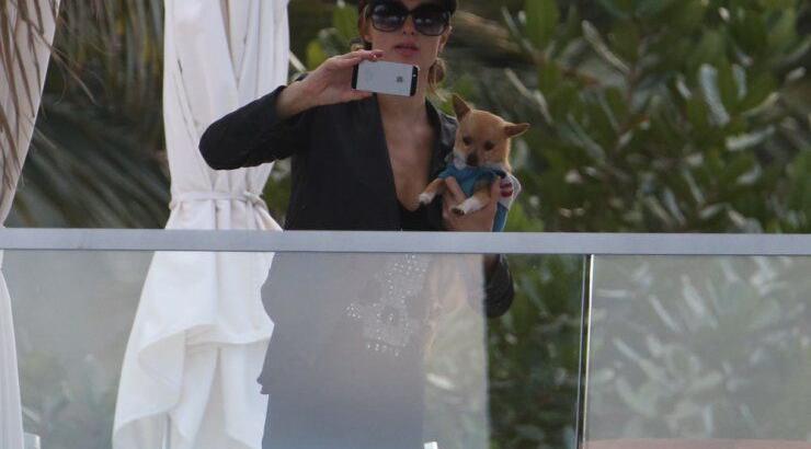 Και η Paris Hilton στη μόδα με τις selfies [εικόνες]