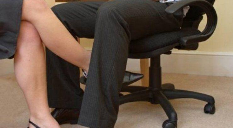 Πολιτικός ανάγκασε τη γραμματέα του να συνευρίσκονται