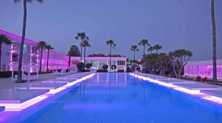 So white boutique suites: poolside party