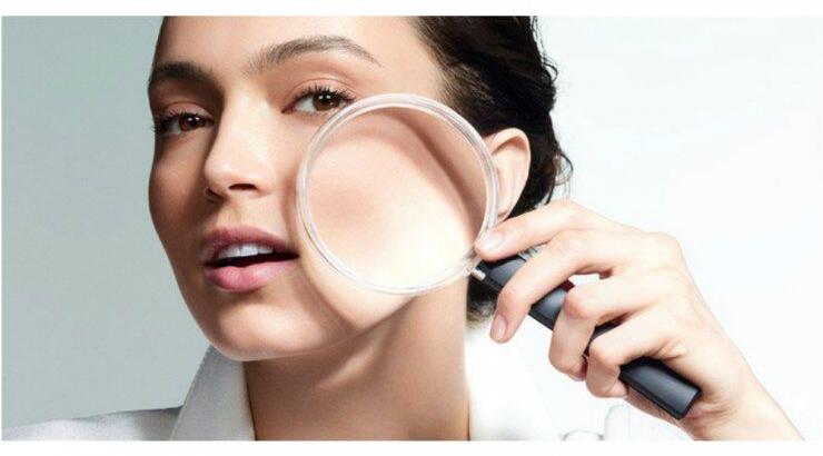 Ένας ορός που μειώνει τους πόρους και προσφέρει μια υγιής φωτεινότητα