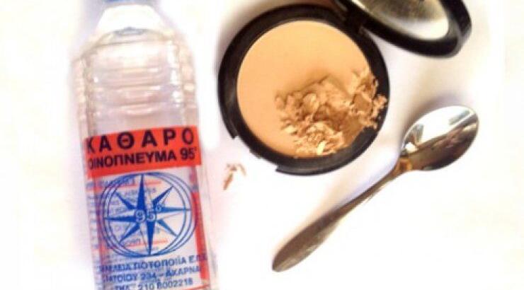 Έσπασε η πούδρα σας; Μην την πετάξετε, σας δείχνουμε πώς να την φτιάξετε