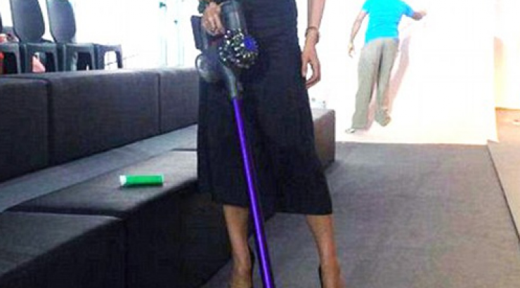 Ποια διάσημη σκουπίζει με ψηλοτάκουνες γόβες;