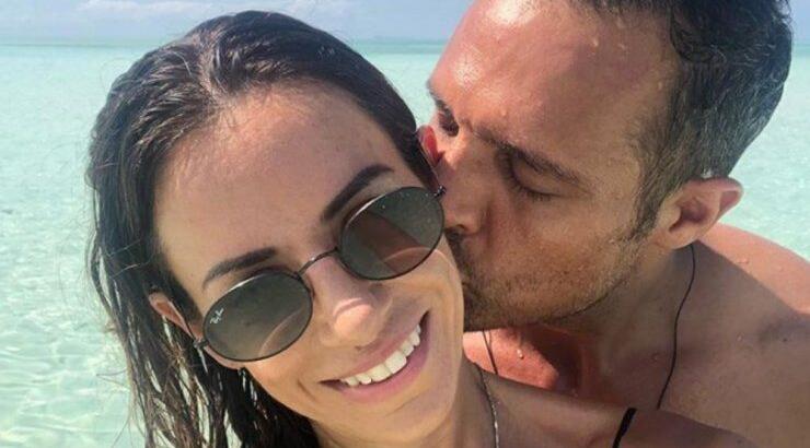 Αρετή Θεοχαρίδη: Η σύζυγος του Σάββα Πούμπουρα ποζάρει με μαγιό στον 5ο μήνα της εγκυμοσύνης της!