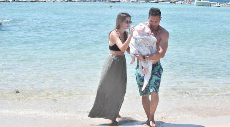 Σάββας Πούμπουρας – Αρετή Θεοχαρίδη: Βουτιές σε θάλασσα της Αγίας Νάπας με την οκτώ μηνών Κύνθια