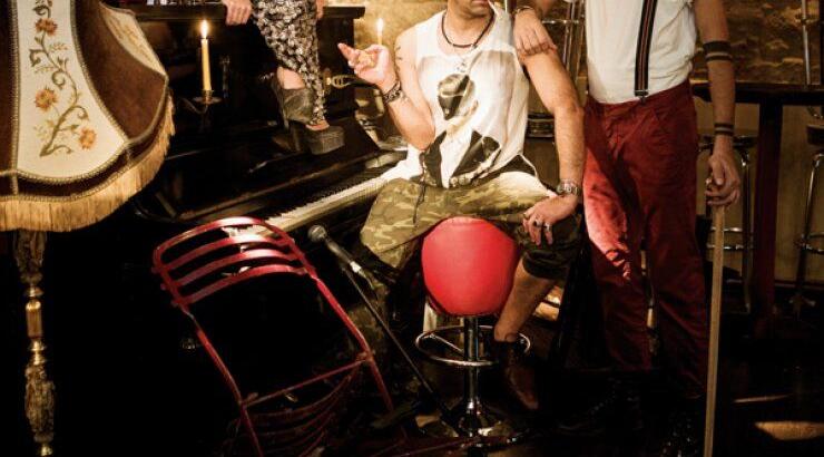 Χίλια κεριά στο Εναλλάξ και ένα πιάνο