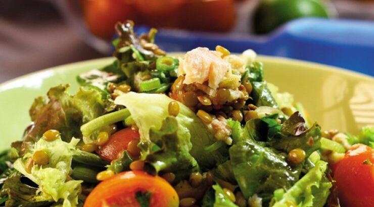 Πράσινη σαλάτα με φακές και καπνιστή πέστροφα