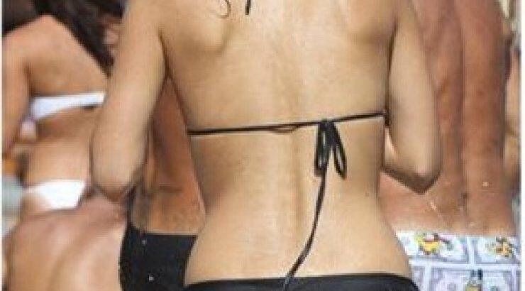 Η εντυπωσιακή πίσω όψη Ελληνίδας παρουσιάστριας και οι τρυφερές αγκαλιές με τον σύντροφό της!