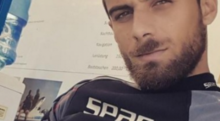 Η εικόνα που έκανε χαμό! Ο Μάριος Πρίαμος έτοιμος να φάει σουβλάκι κοτόπουλο!