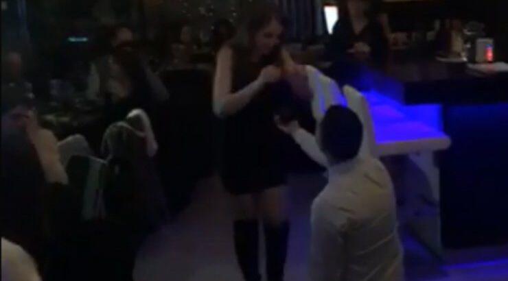 Γνωστός Κύπριος έκανε πρόταση γάμου στην αγαπημένη του τραγουδώντας της σε εστιατόριο της Λευκωσίας