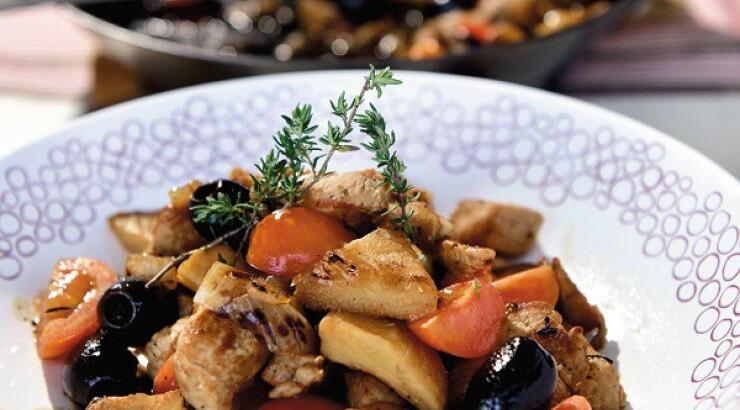 Ψαρονέφρι στο τηγάνι με αγκινάρες, ελιές, τοματίνια και κουμανταρία