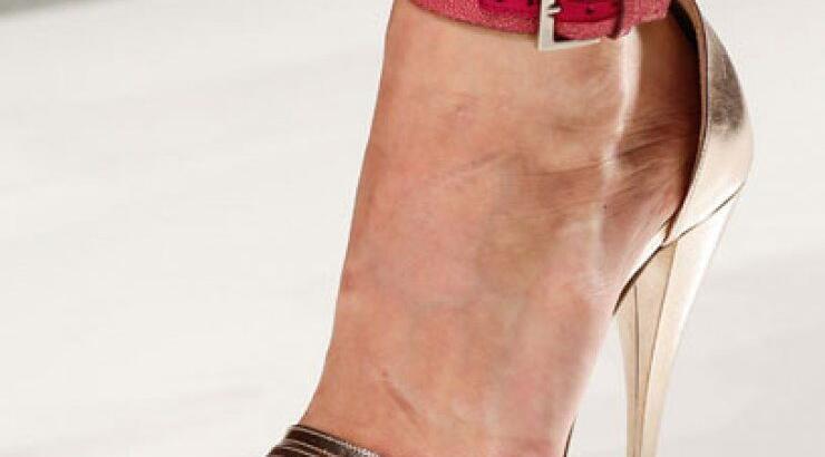 Πώς να περπατάς άνετα με τα ψηλοτάκουνα πέδιλα