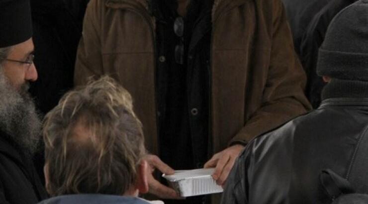 Ηλίας Ψινάκης: Μοίρασε φαγητό σε απόρους! [εικόνες]