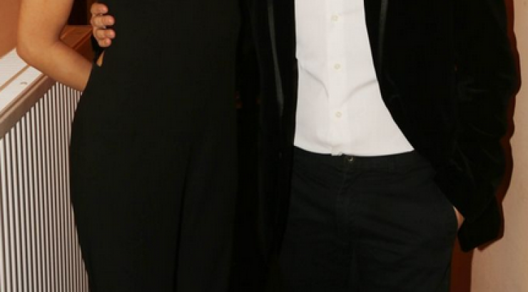 Ζευγάρι πιο ερωτευμένο από ποτέ λίγο πριν ανέβει τα σκαλιά της εκκλησίας!