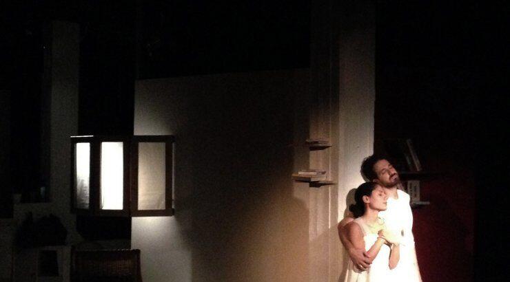 Πίσω από τις κουρτίνες [είναι ο "Εραστίς"]