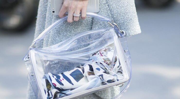 Tο απόλυτο trend στα αξεσουάρ είναι οι διάφανες PVC τσάντες